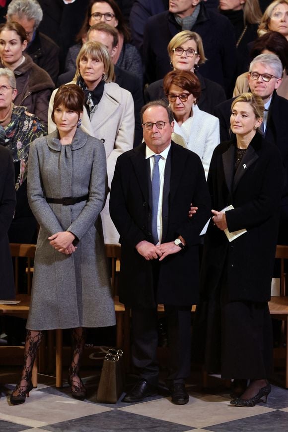 Théma - Carla Bruni recycle un manteau porté à Londres en 2008 - Carla Bruni, François Hollande, Julie Gayet - Cérémonie de réouverture de la cathédrale Notre-Dame de Paris, le 7 décembre 2024. Joyau de l’art gothique, lieu de culte et de culture, symbole universel de la France et de son histoire, la cathédrale de Notre-Dame de Paris rouvre ses portes les 7 et 8 décembre, cinq ans après le terrible incendie qui l’avait ravagée le 15 avril 2019. 
© Dominique Jacovides / Bestimage