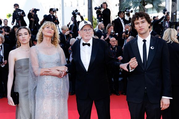Jaya Harper, Laura Dern, Bruce Dern et Ellery Walker Harper - Montée des marches du film " La bataille de Gaulle : L'âge de fer " lors du 79ème Festival International du Film de Cannes, le 20 mai 2026. © Jacovides-Moreau / Bestimage