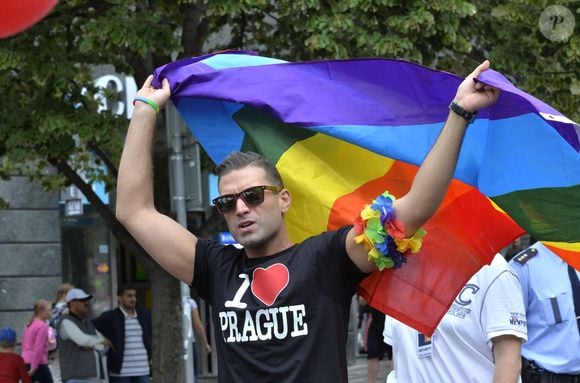 Il est aussi connu pour ses engagements en faveur de la communauté LGBT.

Omar Sharif Jr, petit-fils du célèbre acteur égyptien du même nom, la plus grande star de la marche des fiertés de Prague à Prague, en République tchèque, le 13 août 2016. Photo par Michal Dolezal/CTK Photo/ABACAPRESS.COM