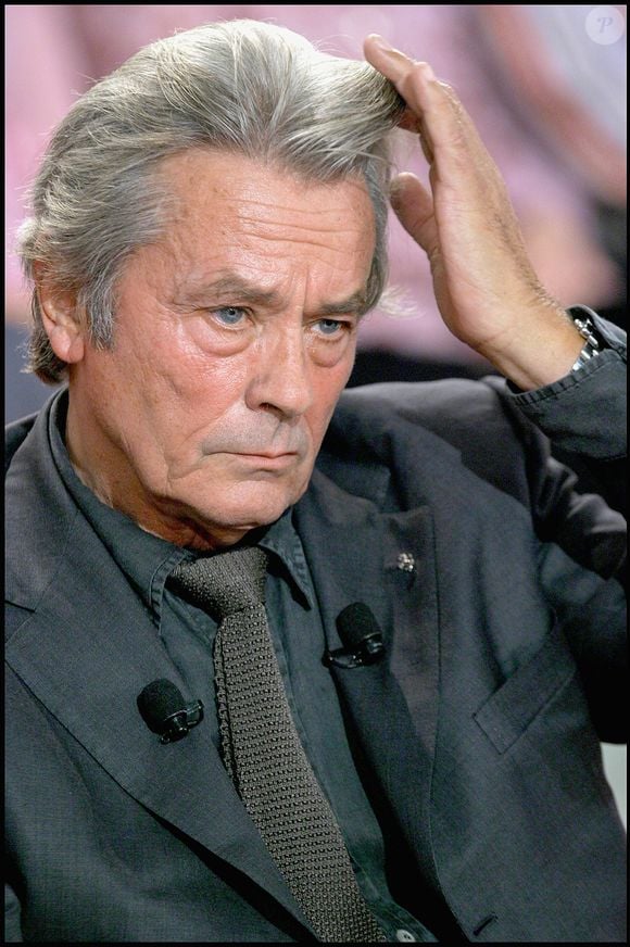 "Ce qui est rigolo, c’est qu’avec Alain Delon, qui a quand même essayé de me séduire plusieurs fois, ça ne s’est jamais fait", se rappelle-t-elle.

Alain Delon sur le plateau de Vivement Dimanche en 2005 Guillaume Gaffiot/Bestimage