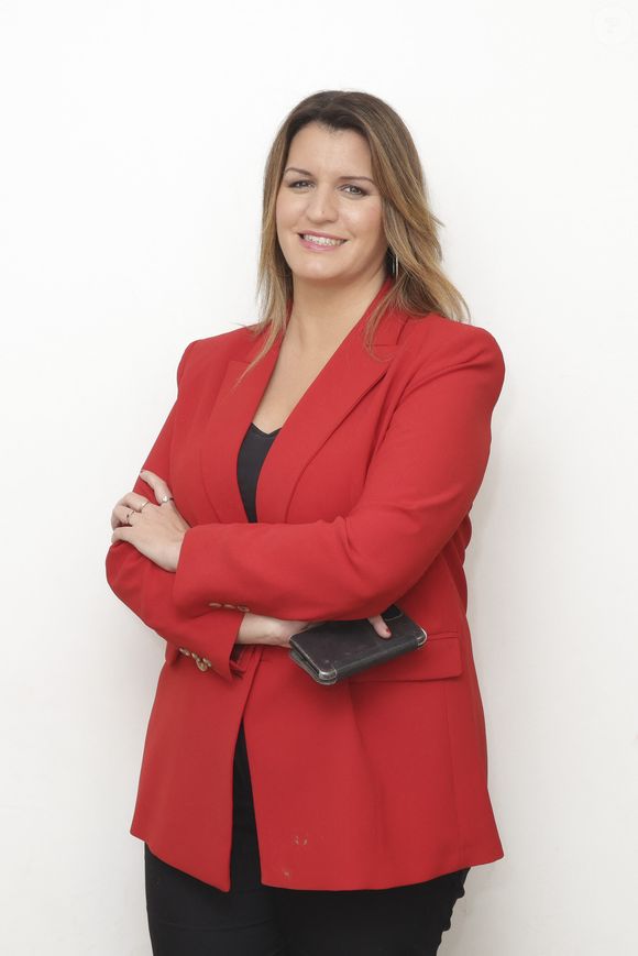 Exclusif - Marlène Schiappa pose en backstage de l’émission TPMP (Touche Pas à Mon Poste) présentée en direct par C.Hanouna et diffusée sur C8 à Paris le 25 novembre 2022 - © Jack Tribeca / Bestimage