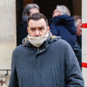 Cyril Lignac à la sortie des obsèques de Jean-Luc Petitrenaud en l'église Saint-Pierre-du-Gros-Caillou à Paris, France, le 17 janvier 2025. © Christophe Clovis/Bestimage