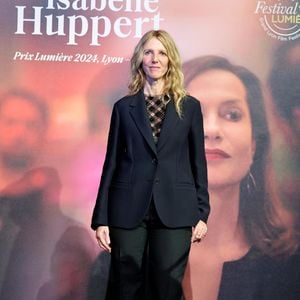 Sandrine Kiberlain au photocall de la cérémonie de remise du prix lumière de la 16ème édition du Festival Lumière à l'Amphithéâtre - Centre de Congrès à Lyon, France, le 18 octobre 2024. © Dominique Jacovides/Bestimage