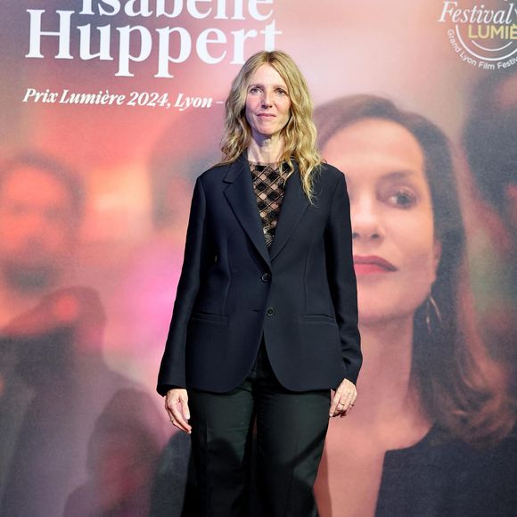 Sandrine Kiberlain au photocall de la cérémonie de remise du prix lumière de la 16ème édition du Festival Lumière à l'Amphithéâtre - Centre de Congrès à Lyon, France, le 18 octobre 2024. © Dominique Jacovides/Bestimage