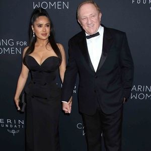 Salma Hayek et François-Henri Pinault lors du quatrième dîner annuel « Caring for Women » de la Fondation Kering, au restaurant The Pool, le 11 septembre 2025 à New York. © PPS/Bestimage