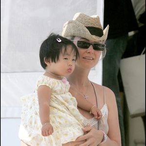 Laeticia et Jade Hallyday à Saint Tropez en 2003 - © Aslan - Macault - Bestimage