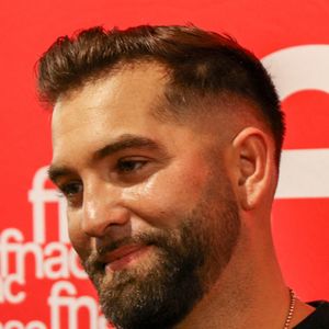Kendji Girac en séance de dédicaces à l'occasion de la sortie de son nouvel album ''Vivre'' à la FNAC Croix-Blanche de Sainte-Geneviève-des-Bois, France, le vendredi 4 octobre 2024. © Agence / Bestimage