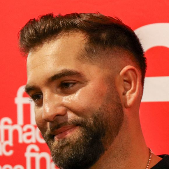 Kendji Girac en séance de dédicaces à l'occasion de la sortie de son nouvel album ''Vivre'' à la FNAC Croix-Blanche de Sainte-Geneviève-des-Bois, France, le vendredi 4 octobre 2024. © Agence / Bestimage