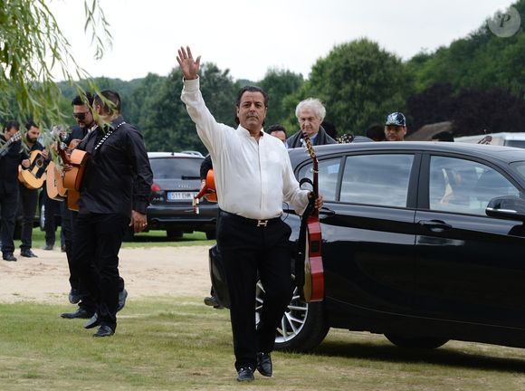 Chico du groupe des "Gipsy Kings" - Clemente Zavaleta Jr, de 28 ans, fils de María Emilia Fernández Rousse "trilliza de oro" et du joueur de Polo argentin Clemente Zavaleta épouse Isabelle Strom, 26 ans, fille de Alexandra Zellinger de Balkany et de l'aristocrate français Robert Zellinger de Balkany, ami très proche du roi d'Espagne Juan Carlos. Le mariage s'est passé au Château de Saint Mesme. Le groupe "Gipsy Kings" était présent pour mettre de l'ambiance. Le 26 juillet 2014
Agence / Bestimage