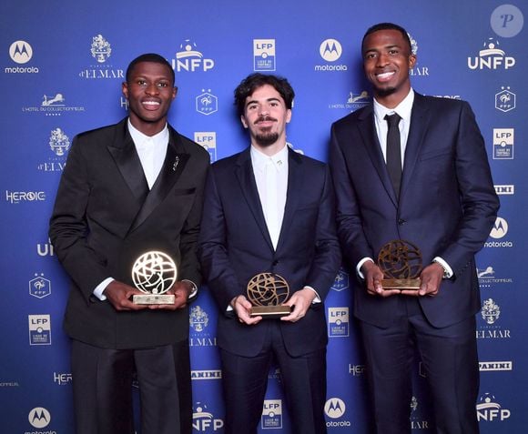 Accompagné de sa petite amie Coline, il a remis le prix de meilleure joueuse à Melchie Dumornay.

25 Nuno MENDES (psg) - 17 VITINHA (psg) - 51 Willian PACHO (psg) lors de la cérémonie de remise des Trophées UNFP 2026 au Palais Brongniart le 11 mai 2026 à Paris, France. (POOL UNFP / FEP /ICON) - 34ème édition des Trophées UNFP du Football au Palais Brongniart à Paris le 11 mai 2026. © UNFP / FEP /ICON/PsnewZ/Bestimage