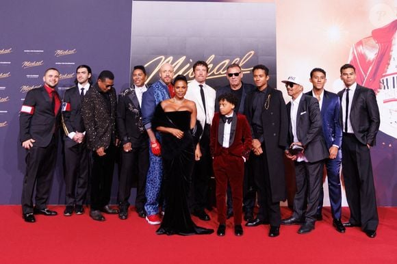 Une source a rapporté à "Page Six", au mois de mars dernier, que Janet Jackson aurait été enragée par le nouveau biopic sur son frère après avoir pu le découvrir lors d’une projection familiale.

Les membres de la famille Jackson, Prince Michael Jackson (de gauche à droite) Bigi Jackson, Jackie Jackson, Jermaine Jackson, Jaafar Jackson, l'actrice Nia Long (devant à gauche) et le jeune acteur Juliano Valdi (devant à droite), ainsi que d'autres membres de la distribution se tiennent sur le tapis rouge avant la première du film "Michael". 10 avril 2026, Berlin. Photo : Carsten Koall/DPA/ABACAPRESS.COM