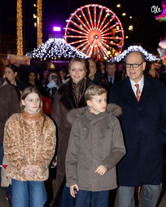 Le prince Albert II de Monaco, la princesse Charlène, leurs enfants, la princesse Gabriella et le prince héréditaire Jacques ont inauguré le marché de Noël sur le port Hercule à Monaco, le 5 décembre 2025. 

Olivier Huitel / Pool Monaco / Bestimage