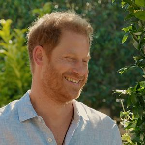 Les relations entre Harry et la famille royale sont tendues depuis son départ en Californie.

Le prince Harry dans le documentaire Netflix - Bestimage