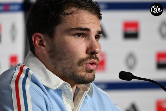 Antoine Dupont en conférence de presse à la veille du match de rugby opposant la France à l'Angleterre lors du tournoi des Six Nations au stade de France à Saint-Denis, le 13 mars 2026. 
© Lionel Urman / Bestimage