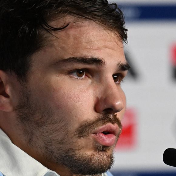 Antoine Dupont en conférence de presse à la veille du match de rugby opposant la France à l'Angleterre lors du tournoi des Six Nations au stade de France à Saint-Denis, le 13 mars 2026. 
© Lionel Urman / Bestimage