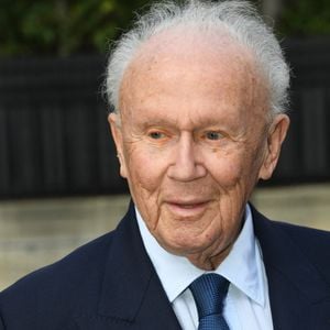 C'est son épouse qui a annoncé sa disparition.

Philippe Bouvard - Arrivées à l'enregistrement de l'émission "Vivement Dimanche" au Studio Gabriel à Paris, diffusée le 9 octobre 2022 sur France 3.
Paris le 5 octobre 2022.

© Giancarlo Gorassini / Bestimage
