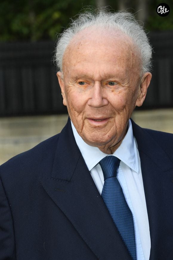 C'est son épouse qui a annoncé sa disparition.

Philippe Bouvard - Arrivées à l'enregistrement de l'émission "Vivement Dimanche" au Studio Gabriel à Paris, diffusée le 9 octobre 2022 sur France 3.
Paris le 5 octobre 2022.

© Giancarlo Gorassini / Bestimage