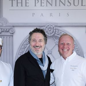 L'acteur est apparu souriant et a pleinement profité de la soirée.

Guillaume Gallienne, David Bizet, chef du Peninsula Paris - Réouverture du rooftop « L'heure dorée » de l'hôtel Peninsula à Paris le 10 juin 2026. © Rachid Bellak/Bestimage