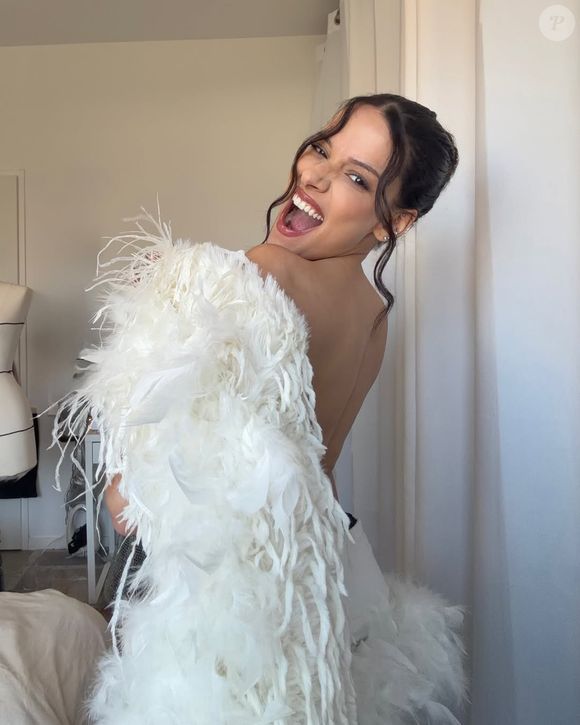 Ce coup de maître n'est d'ailleurs pas son coup d'essai, la créatrice ayant déjà réinterprété les looks de Dua Lipa ou encore de Rosalía à merveille.