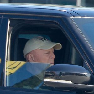 EXCLUSIF Studio City, CA Bruce Willis a été vu dans un SUV noir alors que son équipe de sécurité le conduisait autour de Studio City pendant une heure. 2024. (Backgrid USA / Bestimage).