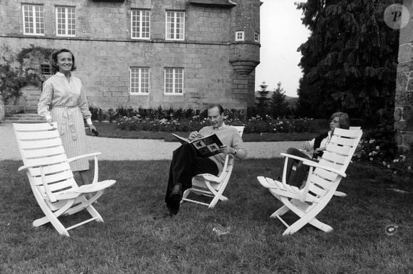 Photo d'archives du 30 août 1976 de l'ancien président Jacques Chirac et de son épouse Bernadette dans leur château de Bity à Sarran, France. Photo Buthaud/Andbz/Abaca