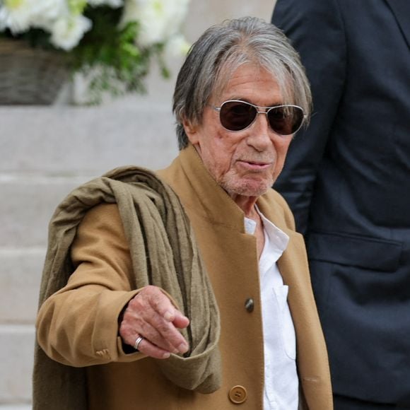 Jacques Dutronc et sa compagne Sylvie Duval - Sortie des obsèques de l'auteure-compositrice-interprète et actrice française Françoise Hardy au crématorium du cimetière du Père-Lachaise à Paris, France, le 20 juin 2024. © Jacovides-Moreau/Bestimage