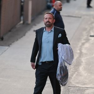 Cette découverte a profondément changé le regard qu’il portait sur sa mère et sur sa propre enfance.

Ben Affleck looks à la sortie du Jimmy Kimmel Live! à Hollywood. Photo par Backgrid USA / Bestimage
