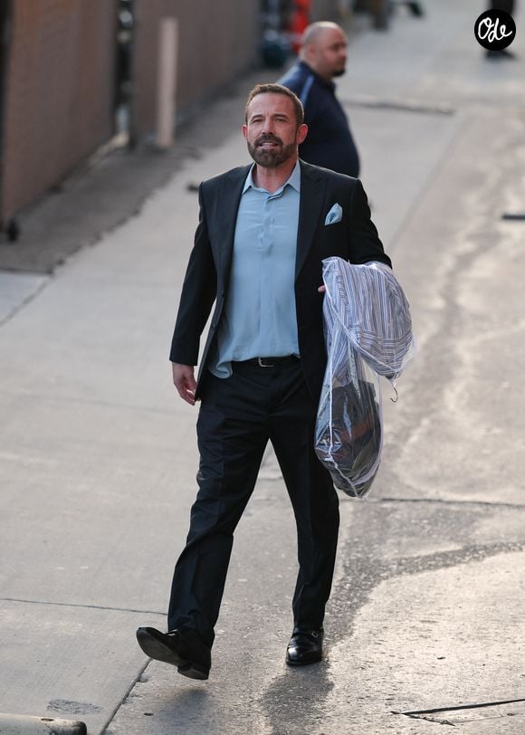 Cette découverte a profondément changé le regard qu’il portait sur sa mère et sur sa propre enfance.

Ben Affleck looks à la sortie du Jimmy Kimmel Live! à Hollywood. Photo par Backgrid USA / Bestimage