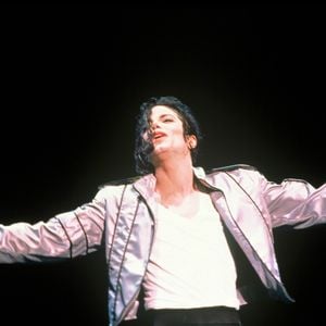Le catalogue propose également des pièces intimes comme une veste prototype de la pub Pepsi de 1987 offerte à son dermatologue Arnold Klein, ou ses mocassins Florsheim Imperial signés et usés par les pas de Moonwalk.
Archive - Michael Jackson en concert
© Bestimage