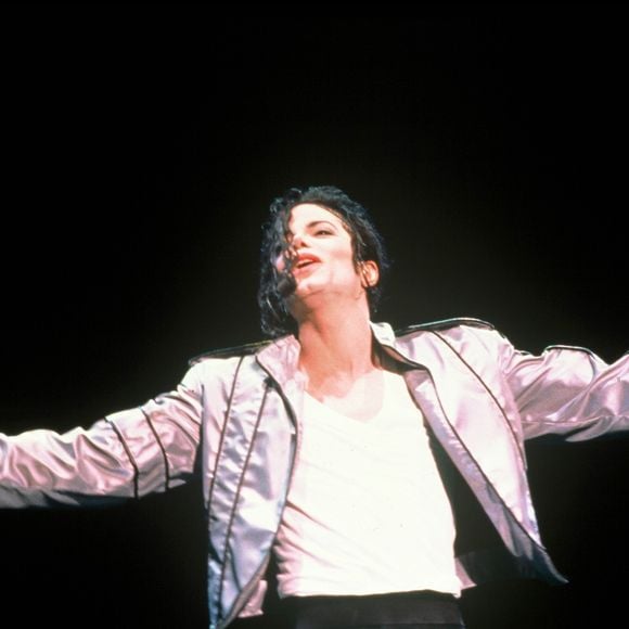 Le catalogue propose également des pièces intimes comme une veste prototype de la pub Pepsi de 1987 offerte à son dermatologue Arnold Klein, ou ses mocassins Florsheim Imperial signés et usés par les pas de Moonwalk.

Archive - Michael Jackson en concert

© Bestimage