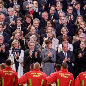 Pour l'événement, Carla Bruni a fait forte impression en misant sur une somptueuse robe-manteau gris perle signée Christian Dior, dotée d'une jolie ceinture à la taille.

Michel Barnier et sa femme Isabelle Altmayer, Nicolas Sarkozy, sa femme Carla Bruni, François Hollande et sa femme Julie Gayet, Anne Hidalgo applaudissent les pompiers de Paris Cérémonie de réouverture de la cathédrale Notre-Dame de Paris, le 7 décembre 2024.  © Dominique Jacovides / Bestimage