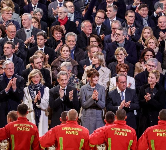 Pour l'événement, Carla Bruni a fait forte impression en misant sur une somptueuse robe-manteau gris perle signée Christian Dior, dotée d'une jolie ceinture à la taille.

Michel Barnier et sa femme Isabelle Altmayer, Nicolas Sarkozy, sa femme Carla Bruni, François Hollande et sa femme Julie Gayet, Anne Hidalgo applaudissent les pompiers de Paris Cérémonie de réouverture de la cathédrale Notre-Dame de Paris, le 7 décembre 2024.  © Dominique Jacovides / Bestimage