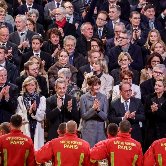 Pour l'événement, Carla Bruni a fait forte impression en misant sur une somptueuse robe-manteau gris perle signée Christian Dior, dotée d'une jolie ceinture à la taille.

Michel Barnier et sa femme Isabelle Altmayer, Nicolas Sarkozy, sa femme Carla Bruni, François Hollande et sa femme Julie Gayet, Anne Hidalgo applaudissent les pompiers de Paris Cérémonie de réouverture de la cathédrale Notre-Dame de Paris, le 7 décembre 2024.  © Dominique Jacovides / Bestimage