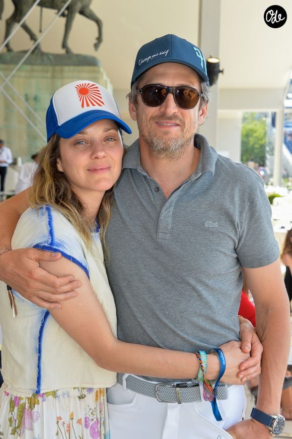 Marion Cotillard avait reconnu que cette proximité pouvait être "troublant[e]", le couple ajoutant : "Pour peu que ça ne se passe pas super à la maison, ça peut vite déraper."

Marion Cotillard et Guillaume Canet dans la tente VIP lors du Longines Paris Eiffel Jumping au Champ de Mars à Paris, le samedi 6 juillet 2019. © Veeren Ramsamy/Bestimage