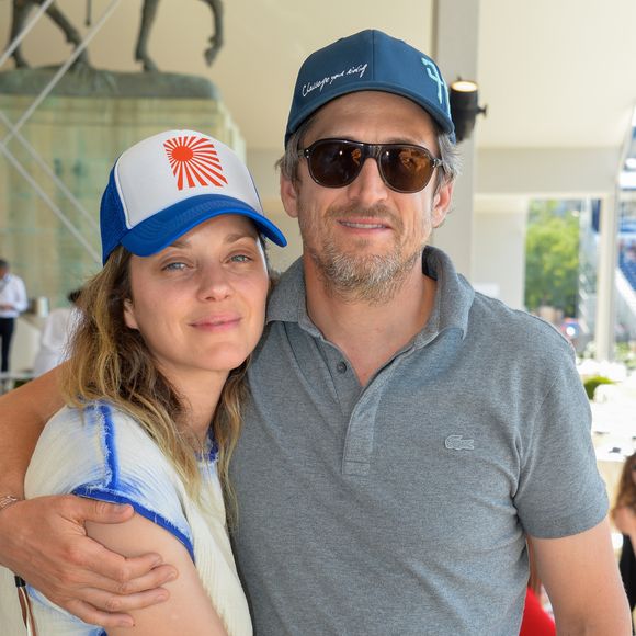 Marion Cotillard avait reconnu que cette proximité pouvait être "troublant[e]", le couple ajoutant : "Pour peu que ça ne se passe pas super à la maison, ça peut vite déraper."

Marion Cotillard et Guillaume Canet dans la tente VIP lors du Longines Paris Eiffel Jumping au Champ de Mars à Paris, le samedi 6 juillet 2019. © Veeren Ramsamy/Bestimage