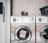 Il suffit de placer deux ou trois boules d'aluminium dans le tambour avec le linge.