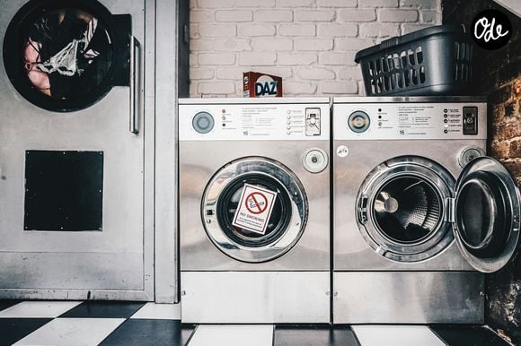 Il suffit de placer deux ou trois boules d'aluminium dans le tambour avec le linge.