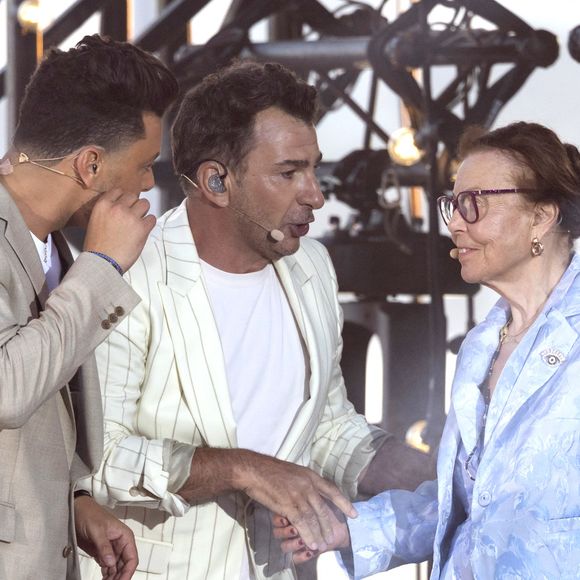 Exclusif - Kev Adams, Michael Youn et Mamie Claudine - Enregistrement de l'émission "L'humour à la plage" pour la 2eme édition du festival de Juan les Pins à la pinède Gould le 27 juin 2025. C'est l'humoriste français Kev Adams qui a initié et mis en scène ce festival dans la ville de ses grand-parents où il a passé ses vacances quand il était plus jeune. Sa grand-mère fait partie du Show aux côtés d'un plateau d'humoristes exceptionnels.
Après le succès de la première édition, TF1 et Kev Adams vous donnent rendez-vous pour une nouvelle soirée d’humour inédite et festive. Tourné face à la mer, dans l’écrin magique de la pinède Gould à Juan-les-Pins, « L’Humour à la Plage » revient pour une 2e édition encore plus ambitieuse : un grand show à ciel ouvert, pour rire ensemble et démarrer l’été en beauté. 
Une carte postale en guise de scène avec une ambiance unique; Imaginé comme une véritable fête de l’humour à ciel ouvert, sous les pins, les pieds dans le sable et la tête dans les étoiles, « L’Humour à la Plage » rassemble le temps d’un soir les plus grands noms de l’humour avec des duos inédits, des sketchs exclusifs, des impros, des happenings, des surprises… et une énergie communicative portée par un public survolté. 
Une programmation exceptionnelle qui donne le sourire; Pour cette 2ème édition, Kev Adams s’est entouré de Gad Elmaleh, Camille Lellouche, Maxime Gasteuil, Élodie Poux, Franck Dubosc, Marine Leonardi, Anne Roumanoff, Chantal Ladesou, Marie s’infiltre, Nino Arial, Az, Titoff, Kody… Et de nombreux invités-surprise que vous n’avez jamais vus sur la scène d’un gala d’humour.
Un spectacle familial, solaire et intergénérationnel; Conçu pour rassembler toutes les générations, « L’Humour à la Plage » promet de faire du rire un moment de fête. Un show festif, solaire, et populaire, à savourer ensemble pour bien démarrer l’été.
L'émission du e gala « L'Humour à la Plage » sera diffusése sur TF1 le 15 juillet à 21h10 pour une soirée unique de rires et de surprises ! © Bruno Bebert / Bestimage