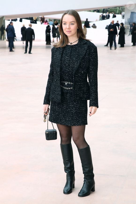 Il y a quelques semaines, Alexandra de Hanovre avait également assisté au défilé Chanel à Paris en compagnie de sa demi-soeur Charlotte Casiraghi, maman de Raphaël et Balthazar. 

Princesse Alexandra de Hanovre - Célébrités au Défilé de Mode Chanel, Collection Haute Couture Printemps / Été 2025, dans le cadre de la Fashion Week de Paris, France, le 27 Janvier 2025. 

© Bertrand Rindoff / Bestimage