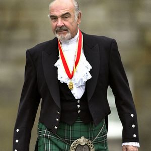 Photo d'archives datée du 5/7/2000 de Sir Sean Connery, vêtu d'un costume des Highlands et portant sa médaille après avoir été officiellement fait chevalier par la Reine lors d'une cérémonie d'investiture, au palais de Holyroodhouse à Édimbourg. © David Cheskin/PA Wire