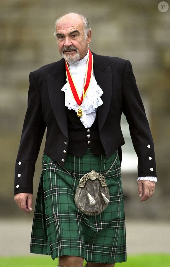 Photo d'archives datée du 5/7/2000 de Sir Sean Connery, vêtu d'un costume des Highlands et portant sa médaille après avoir été officiellement fait chevalier par la Reine lors d'une cérémonie d'investiture, au palais de Holyroodhouse à Édimbourg. © David Cheskin/PA Wire