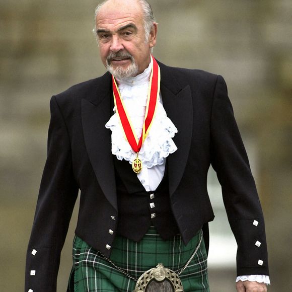Photo d'archives datée du 5/7/2000 de Sir Sean Connery, vêtu d'un costume des Highlands et portant sa médaille après avoir été officiellement fait chevalier par la Reine lors d'une cérémonie d'investiture, au palais de Holyroodhouse à Édimbourg. © David Cheskin/PA Wire