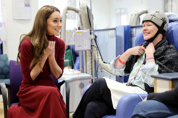 La princesse de Galles s'entretient avec Katherine Field lors d'une visite au Royal Marsden Hospital, à Londres, où elle a reçu son traitement contre le cancer, afin de remercier personnellement le personnel pour les soins qu'il lui a prodigués le mardi 14 janvier 2025. Photo by Chris Jackson/PA Wire/ABACAPRESS.COM