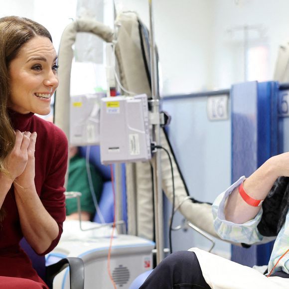 La princesse de Galles s'entretient avec Katherine Field lors d'une visite au Royal Marsden Hospital, à Londres, où elle a reçu son traitement contre le cancer, afin de remercier personnellement le personnel pour les soins qu'il lui a prodigués le mardi 14 janvier 2025. Photo by Chris Jackson/PA Wire/ABACAPRESS.COM