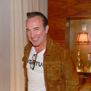 Jean Dujardin - Vernissage de l'exposition photos et du livre "La Boxe fait son cinéma" à l’hôtel Brach à Paris le 23 Septembre 2025. Ces clichés rendent hommage à plus de cinquante acteurs immortalisés dans des scènes où le noble art rencontre le 7ème art. © Christophe Aubert via Bestimage