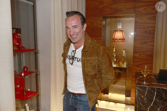 Jean Dujardin - Vernissage de l'exposition photos et du livre "La Boxe fait son cinéma" à l’hôtel Brach à Paris le 23 Septembre 2025. Ces clichés rendent hommage à plus de cinquante acteurs immortalisés dans des scènes où le noble art rencontre le 7ème art. © Christophe Aubert via Bestimage