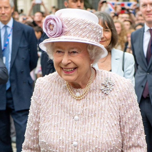 La reine Elizabeth II visite le marché aux fleurs à Paris, le 7 juin 2014.

Photo : Bestimage