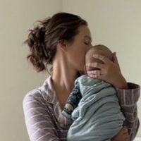 Cette influenceuse suivie par plus d'un million de personnes a été lâchée par tous ses amis pour avoir allaité son bébé en public