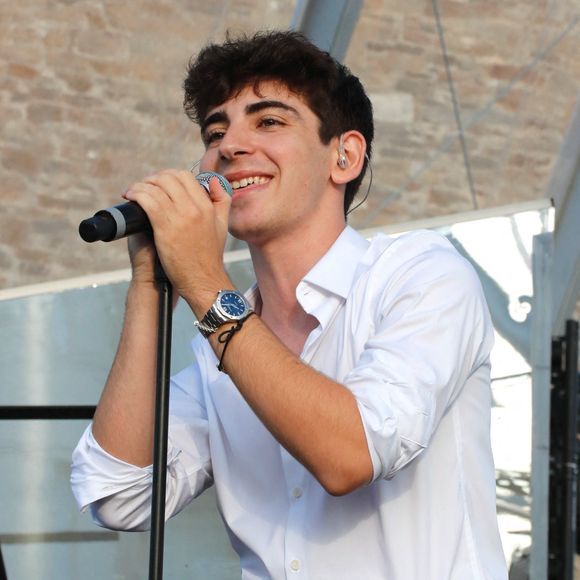 Exclusif - Léon Hesby, le fils de Patrick Bruel, se produit pour la première fois sur scène en France, au festival des Sables-d'Olonne, le 26 juin 2026. En première partie de Marine Delplace, gagnante de la Star Academy (S12), le jeune musicien de 20 ans a chanté un titre en anglais, remportant un franc succès, sous le regard de sa mère, Amanda Sthers. © Noël Carrier / Bestimage