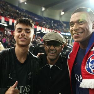 Sur place, il a retrouvé Kylian Mbappé et sa famille, offrant l’occasion parfaite pour un selfie dans les tribunes.
Jamel Debbouze avec son fils Léon, Kylian Mbappé - Dernier match de Kylian Mbappé (25 ans) avec le PSG en Ligue 1 Uber Eats lors de la rencontre "PSG-Toulouse" (1-3) au Parc des Princes à Paris le 12 mai 2024. © Franck Fife / Pool /Bestimage